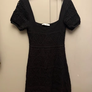 Svart stickad klänning från Zara - Svart stickad klänning från Zara! Aldrig använd💕💕