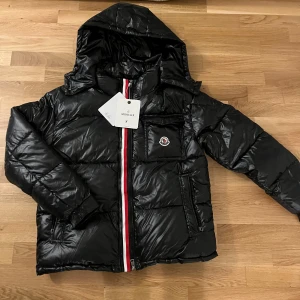 Moncler Jacka  - - Size S, funkar för män och kvinnor, Helt ny               
