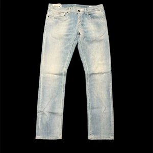 Dondup jeans - Snygga ljusblå jeans från Dondup med klassisk femficksdesign och raka ben. Jeansen har en lätt tvättad look och subtila slitningar framtill. Perfekta för dig som gillar en avslappnad och stilren vibe. Skick 9/10 