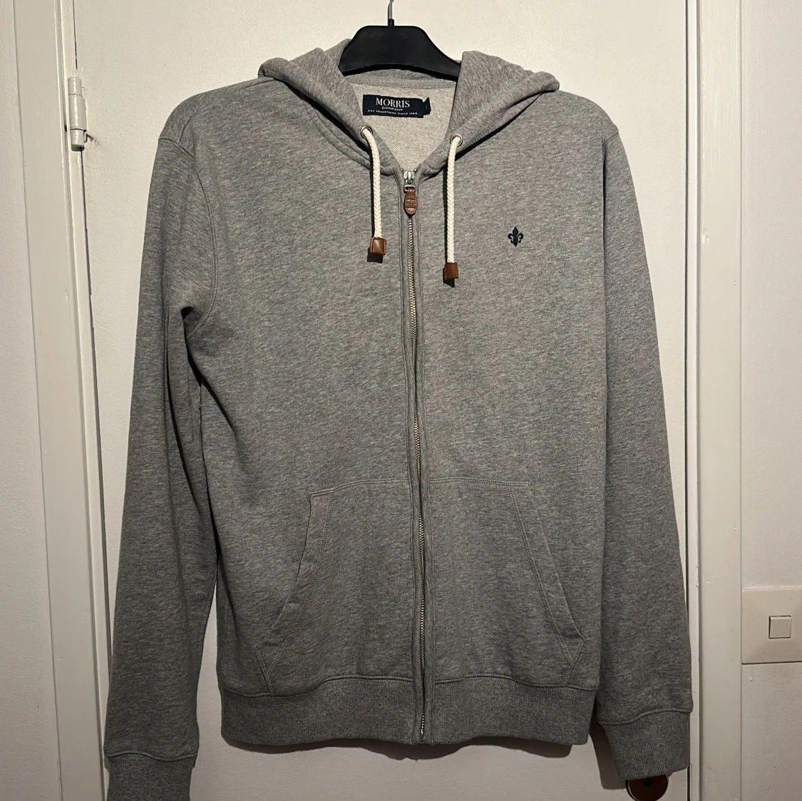 Grå hoodie med dragkedja från Morris