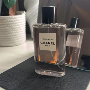 Chanel Paris-Paris EdT Parfym - En blommig och träig doft med Damascena-ros, citron, mandarin, rosépeppar och patchouli. Inspirerad av Paris avslappnade vibe och caféterrasser. Perfekt för dig som vill sticka ut med en modern och fräsch känsla. Aldrig använd dock utan kartong. Ordinarie pris: 2022kr från chanels hemsida.