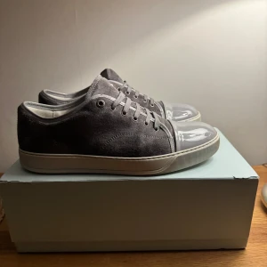 Lanvin DBB1 - Landin DBB1 Cap toe | stl:uk 11 motsvarar 45/46 | skick: 8.5/10 en liten defekt finns kom dm för bild | kom dm för intresse eller behov av fler bilder | allting og medföljer!!