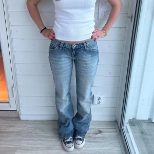 Ljusblå jeans  - Ljsublå lågmidjade jeans i storlek XS. Midja: 37x2 cm innerben: 87 cm. Har lite missfärgning på benen, se sista bilden 