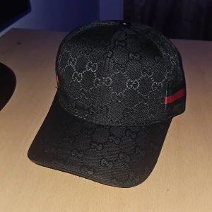 Svart gg keps - Dm vidd frågor eller intresse 