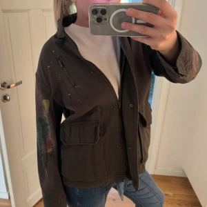 Super cool jacka!! - Supercool jacka med tryck baksida och färg på framsida, aldrig använt men så snygg