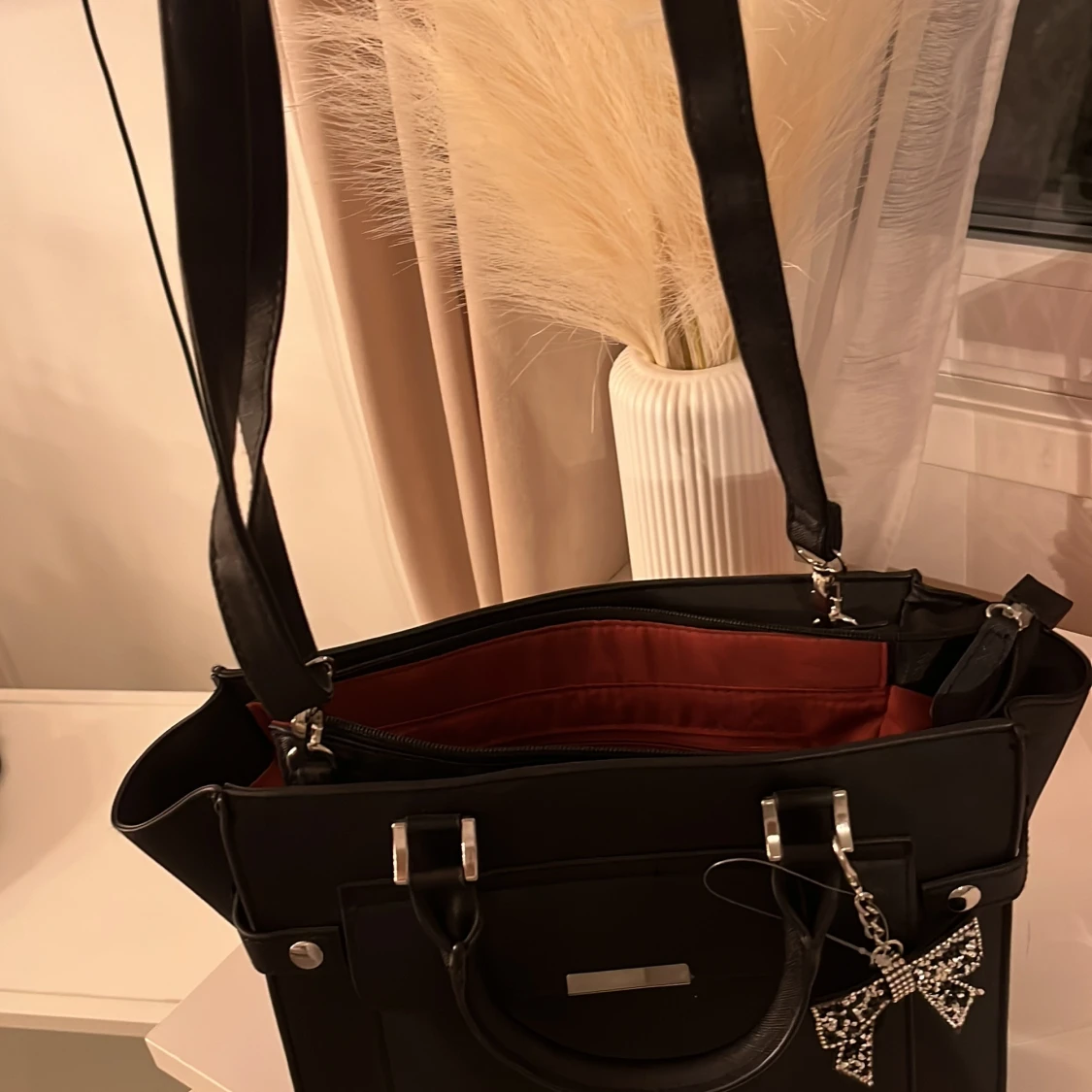 Svart handväska med rosett-detalj - 4