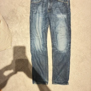 Lee jeans  - Feta Lee jeans skinny passform sitter perfekt till grisch stil. 