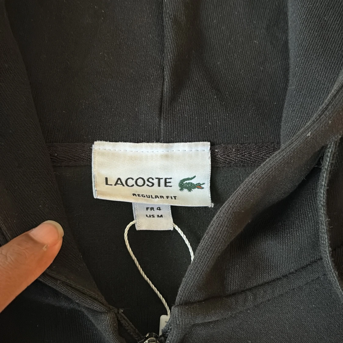 Svart hoodie från Lacoste med dragkedja - 3