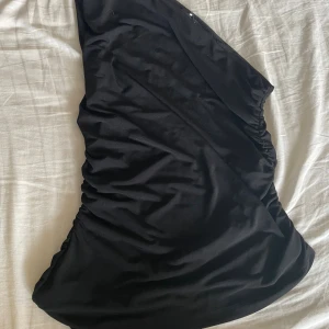 Svart oneshoulder top - Bra skick St L men passar som S (stretchigt material) ord pris 350kr