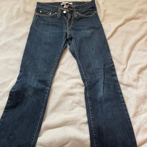 Mörkblå jeans från J.Lindeberg - Snygga mörkblå jeans från J.Lindeberg. Raka i benen passar för män och kvinnor. Midjemått: ca 37,5 cm alltså ca 75 cm runt hela midjan. Innerbenslängd: 77 cm. Pris kan diskuteras 🙏