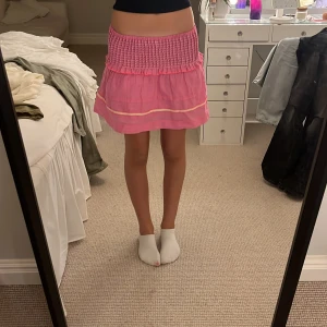 En rosa kjol från Zara !💗💗 - En rosa kjol från Zara som är en minikjol den är i underbartskick och endast andvända 1 gång!💗💗