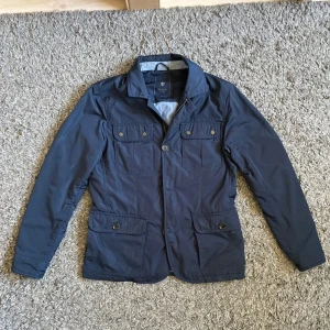 Fieldjacka - Säljer denna fieldjacka från Riley o gott skick perfekt nu under hösten | Storlek S (46) passar någon runt 174-180 | hör av dig vid funderingar 👍