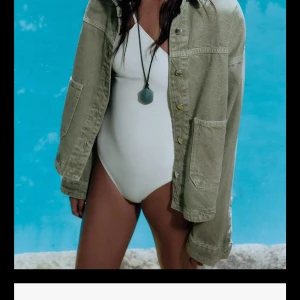 Vit bikini med enkel design - Snygg grön jeans jacka från Zara