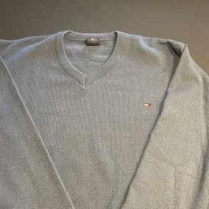 Retro Tommy Hilfiger - En retro Tommy Hilfiger tröja som har varit orörd i åratals. Min fars gamla som var en klädsamlare. Jag vet vad priset då var men inte nu så är öppen för vilket prisförslag som helst! Skitsnygg, blå och lite tunnare märkeströja som kan bli ett otroligt bra pris på med förhandling!!