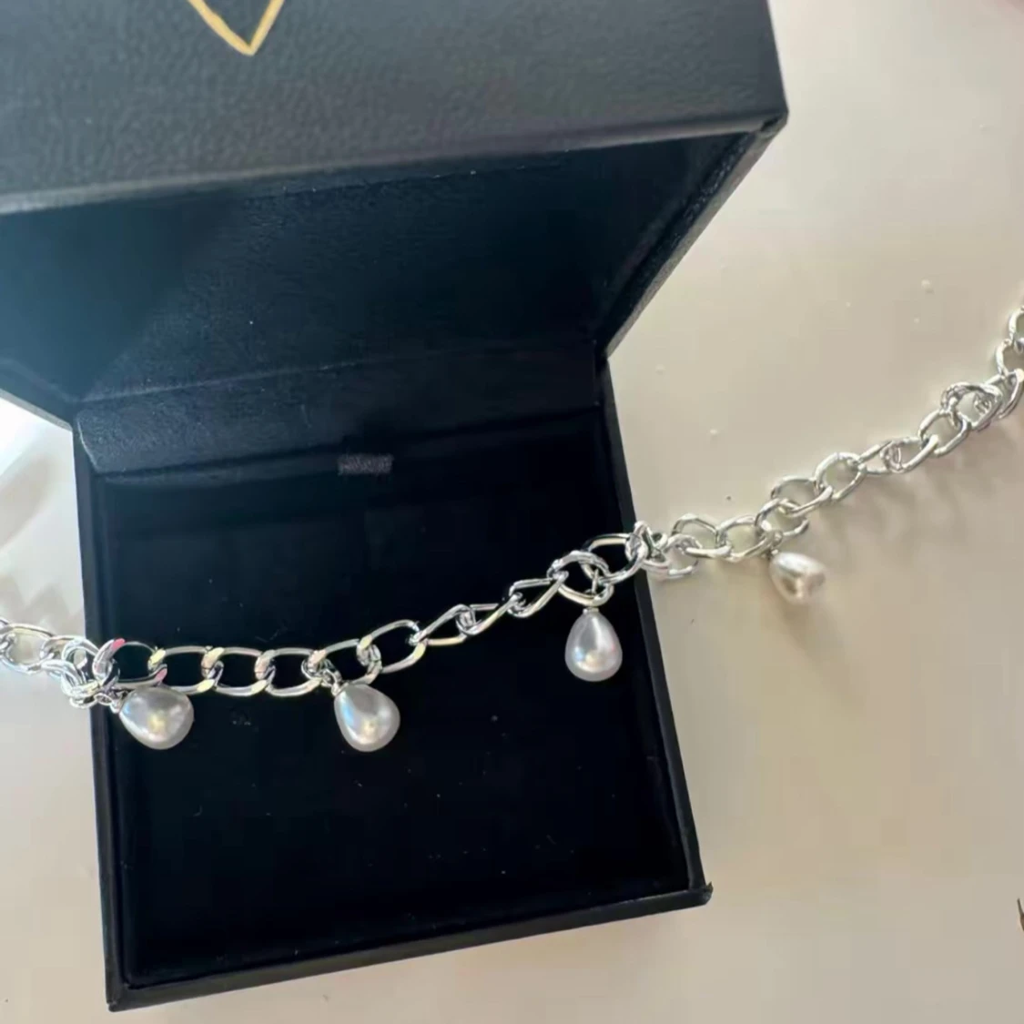 Silverhalsband med droppformade pärlor