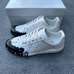 Maison margiela - Box och dustbag fås med, storlek 43, skickar idag