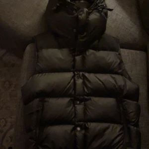 Burberry Väst - riktigt fin och fräsch burberry väst, nästan aldrig använd, skicka ett prisförslag 