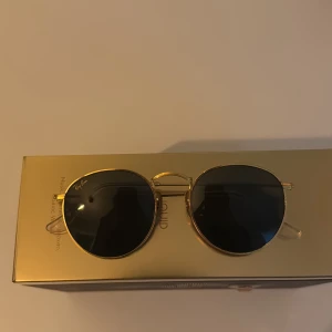 Ray-Ban runda solglasögon guld - Snygga Ray-Ban solglasögon med rund form och tunna guldfärgade metallbågar. Inga defekter.  Snygga och fräscha, men använder ej längre därav försäljning 😁 