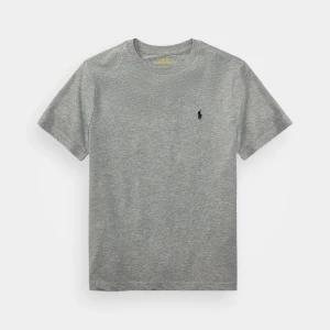 Grå t-shirt från Polo Ralph Lauren - Snygg grå t-shirt från Polo Ralph Lauren med klassisk rund hals och korta ärmar. Diskret Polo-logga broderad på bröstet i mörkblått. Tillverkad i mjuk bomull för skön komfort och stilren look.