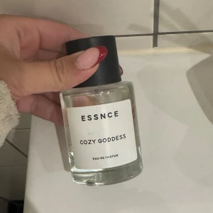 HELT NY essence parfym - Säljer denna partyn från essens som aldrig mer än använd än bara testad. Kommer ej till användning 