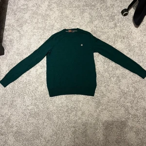 Morris tröja - Här har vi en tröja som är sprillans ny där den inte passa mig i formen vilket var liknande den andra Morris sweatshirten. Storlek S. Vi utgår ifrån samma som den andra 599. Pris kan diskuteras