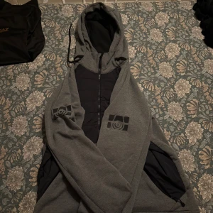 Sail racing jacka/hoddie - Tja,   Håller på och rensar min garderob. Denna jacka/hoddie kommer inte mer till användning och därav försöker jag sälja den billigt. Jackan/Tröjan är använd men otroligt bra skick. Storlek M - Sitter bra i storleken. Sail racing märkena vid armarna lyser även när det är mörkt så att du syns bra om du är ute när det är mörkt. MVH Hugo, vid fler frågor/bilder vänligen hör av dig.