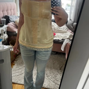 Ljusgul satin linne - Supersöt ljusgult linne i satin med smala axelband och spetskant längst ner. Toppen har ett knytband i ryggen för extra passform. Den är knappt använd.💞