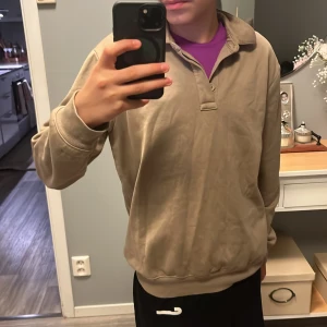 Beige långärmad pikétröja Kappahl - Säljer en beige pikétröja från Kappahl i storlek 146/152. Tröjan har klassisk krage, knappslå och långa ärmar med muddar. Mjuk insida och enkel design, perfekt för dig som gillar stilrena plagg. Passar dig som vill ha en chill och clean look.