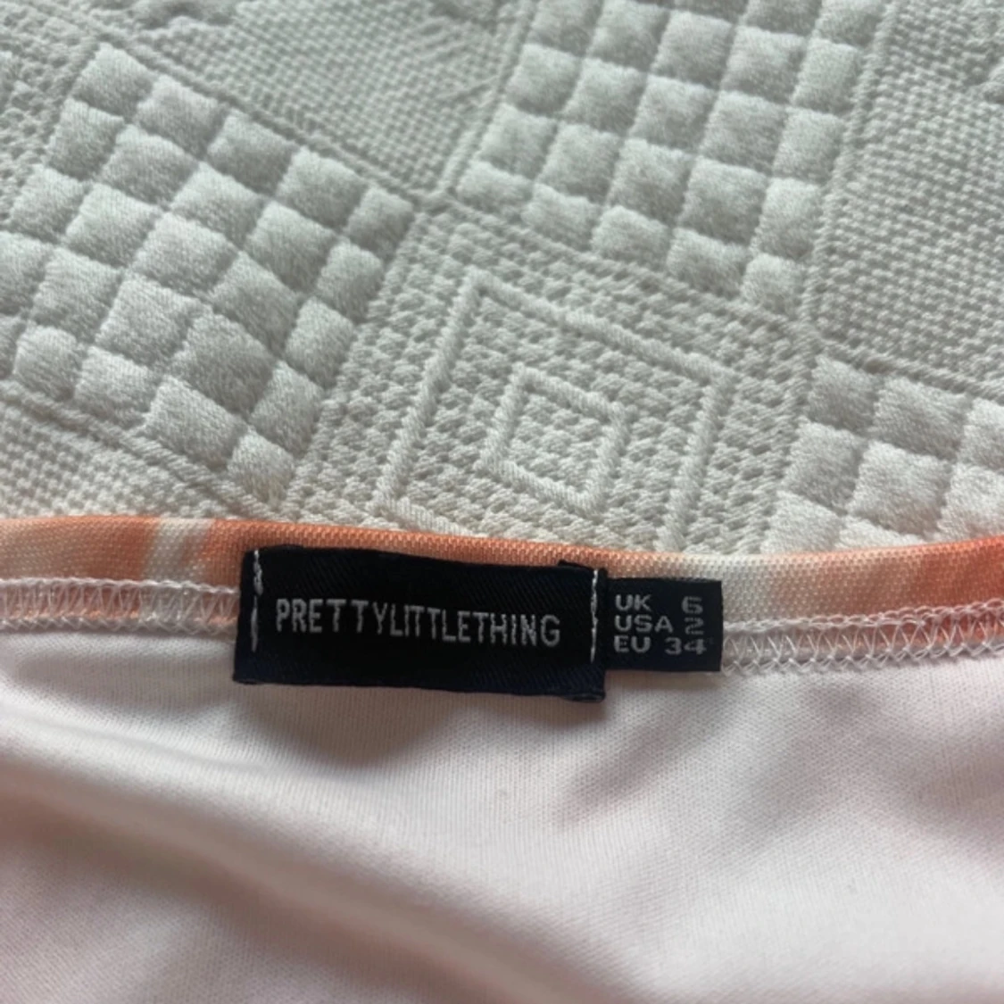 Orange och vit omlottklänning PrettyLittleThing 🧡 - 3