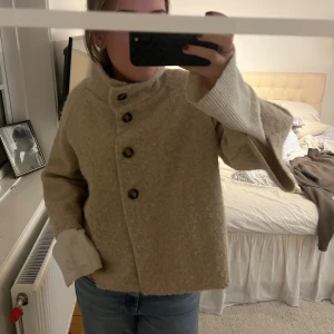 Mysig kappa  - Beige ”kappa”, inte så tjock med kortare armar. Såååå sjukt snygg o mysig o perfekt till typ alla outfits men har så många jackor så behöver tyvärr rensa ut denna, använd få gånger köpte i Spanien o tror den är typ storlek s!❤️❤️❤️❤️