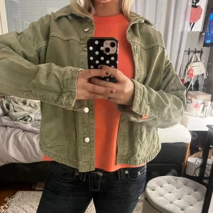Grön jeansjacka Zara - Snygg grön jeansjacka med fickor framtill. Jackan är använd mycket men ändå bra skick, kan finnas någon fläck (kan skicka bild ifall du vill). 
