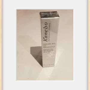 Kanebo Brun Mascara 38°C Silk Performance - Mascara från Kanebo International i färgen M-2 BR-51. Ger längre, glansiga fransar med tydlig böj. Förpackningen är silverfärgad och rymmer 6 ml. Perfekt för dig som vill ha definierade och silkeslena fransar. Oanvänd, Plomberad.. Ordinariepris är ca 350kr