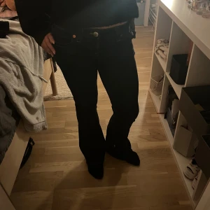 True religion jeans - Snygga bootcut ifrån true religion, är väldigt Lågmidjade. Har lite tydligt användning vid fötterna, men det syns inte alls 