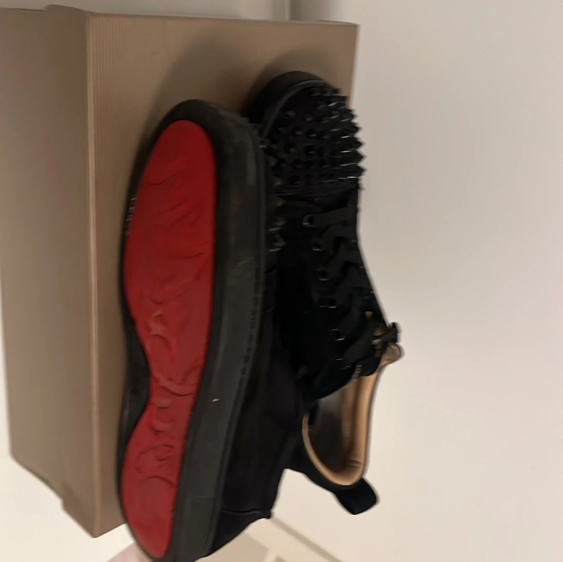 Svarta Louboutin sneakers med nitar