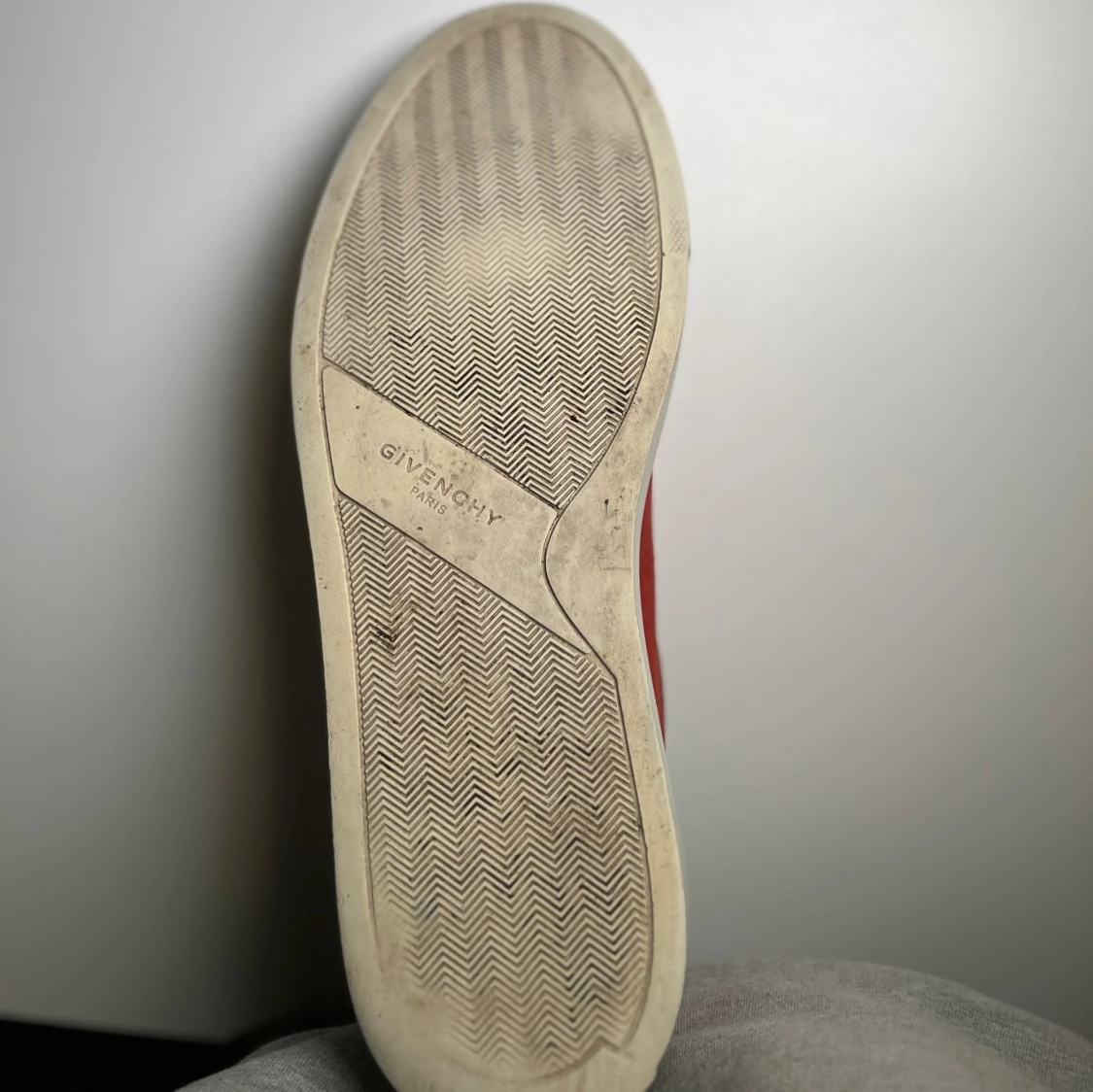 Röda sneakers från Givenchy - 1