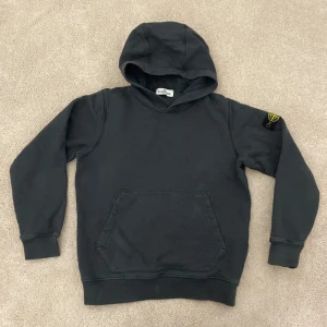 Stone Island Junior svart hoodie - Svart hoodie från Stone Island Junior. Storlek 12/156. Bra/mycket bra skick. Såklart äkta. Pris går att diskutera vid snabb affär!