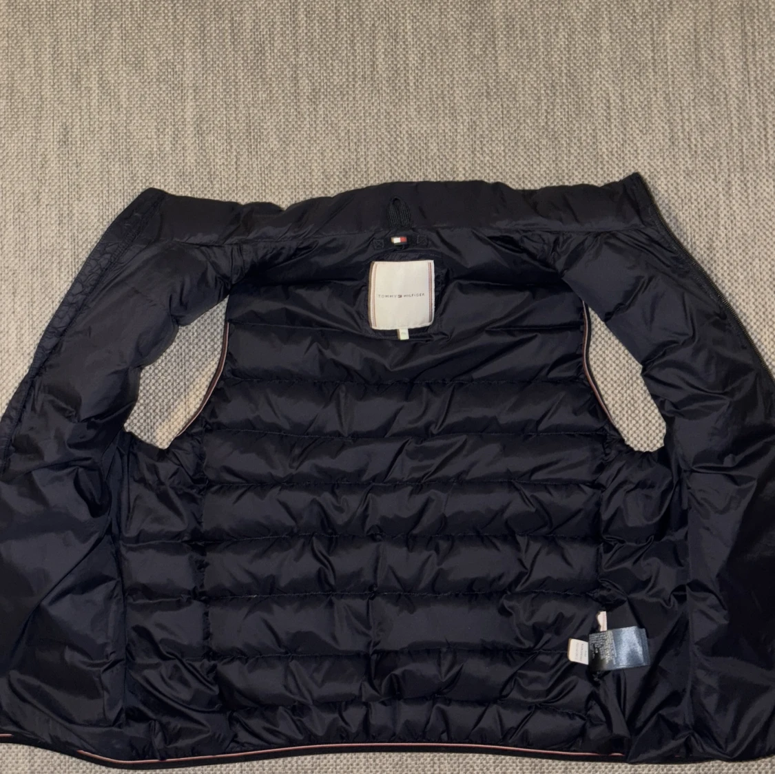 Mörkblå dunväst från Tommy Hilfiger - 1