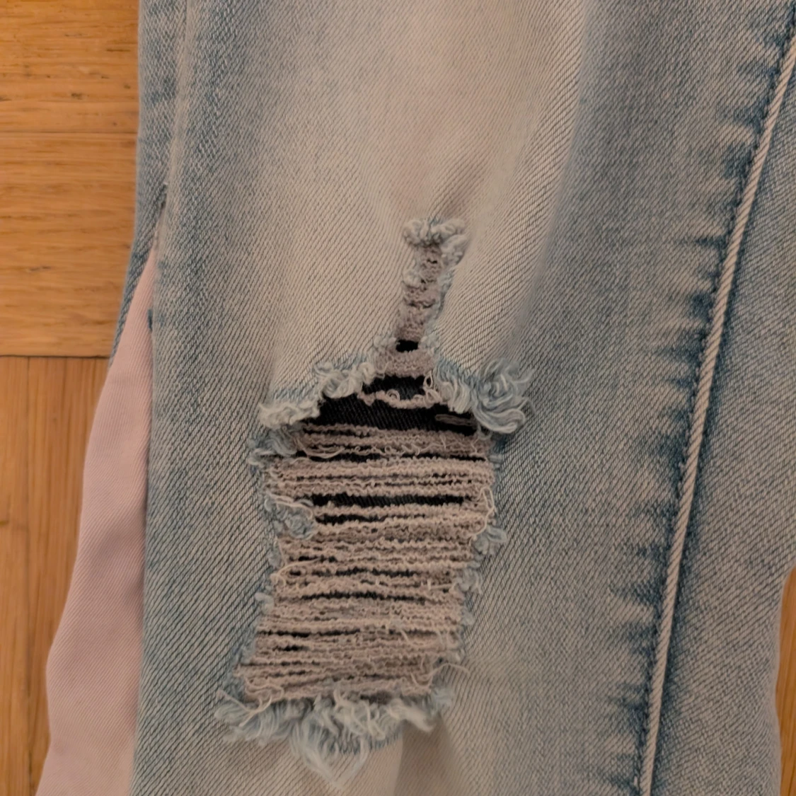 Ljusblå bootcut jeans med slitningar - 1