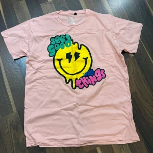 T-shirt - T-shirt köpt ifrån Italien ifrån en butik som heter Frankie garage. Köptes för 300kr men kommer ej till användning.