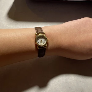 Vintage klocka - Sååå elegant klocka i äkta läder som funkar helt och hållet. Alldrig använd!🙌😊tillkommer med ett extra batteri. 