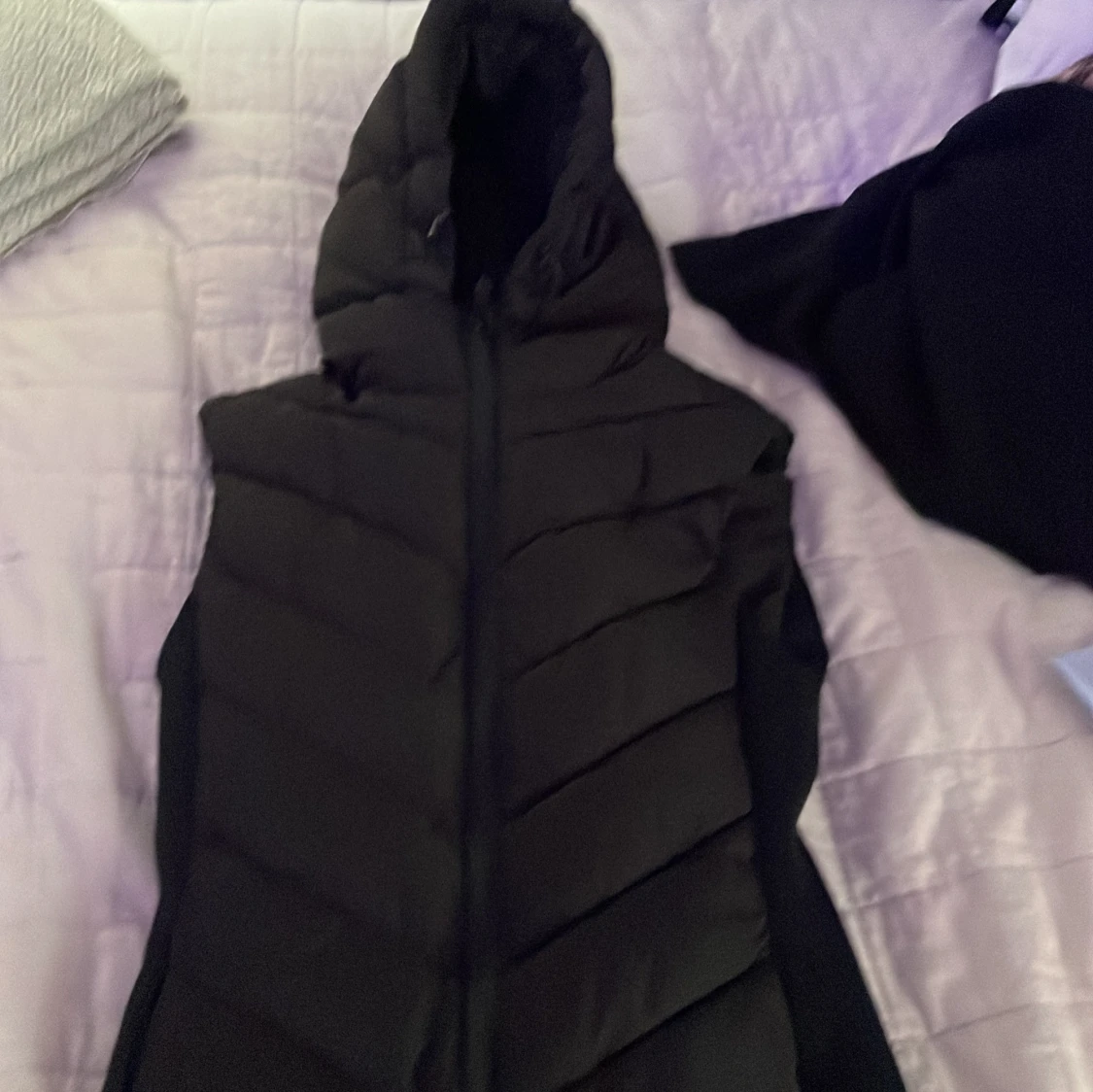 Svart dunväst med huva från Zara