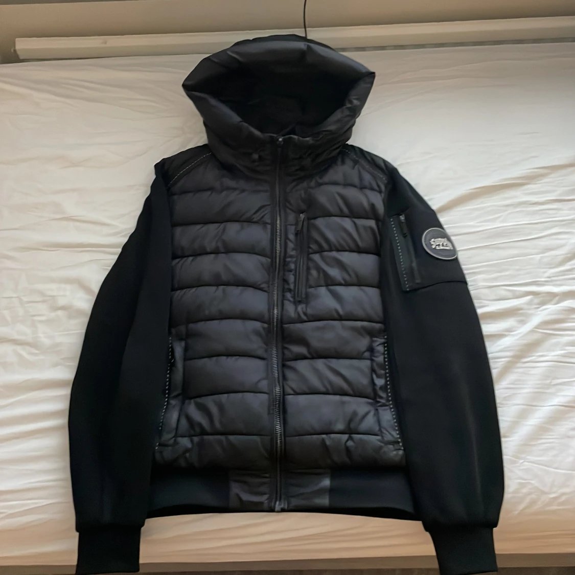 Svart pufferjacka Supply & Demand M