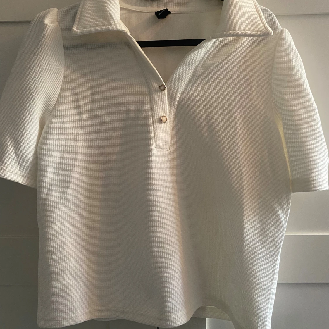 Vit ribbad polotopp från Dazy - 1