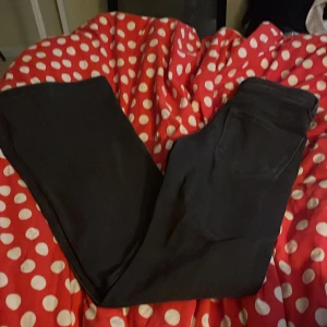 Svarta boot cut  jeans från DIVIDED, stl 36 - Säljer ett par svarta  bot cut  jeans från DIVIDED i storlek 36. Jeansen har klassisk femficksdesign, smal passform och läppen/mid  midja. Materialet är stretchigt denim som sitter snyggt och bekvämt. Perfekt för dig som gillar en stilren look.