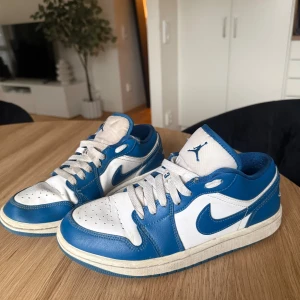 Jordan sneakers  - Säljer ett par Jordan sneakers i storlek 38, använda men i bra skick! 