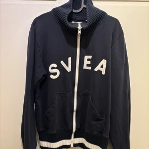 Y2K Svea - Iconic svea-tröja från tidigt 00-tal. lite slitet på några bokstäver (se bild) 