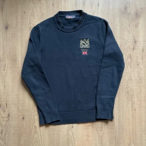 Morris tröja - Utmärkt skick, broderad loga på bröstet. Normalstor S. Hör gärna av er om ni funderar på något. 