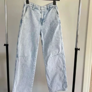 wideleg jeans - Super snygga jeans i ljusblå färg med vida ben. Endast använda ett fåtal gånger. Ordinariepris 600kr.