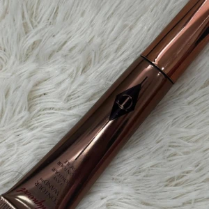 Charlotte Tilbury Contour Wand - Säljer en Charlotte Tilbury Contour Wand i snygg roséguldig tub. Perfekt för att skapa skarpa och naturliga konturer i ansiktet. Enkel att applicera med sin smidiga applikator och ger ett snyggt resultat. Kultfavorit bland sminkälskare! Färg: Fair-medium