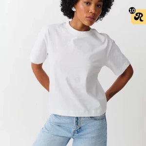 Vit t-shirt i bomull - Klassisk vit t-shirt med rund hals och korta ärmar. Modellen är rak och har en normal passform som funkar till jeans eller shorts. Materialet är mjuk bomull som känns skönt mot huden. Perfekt för dig som gillar enkel och clean stil.